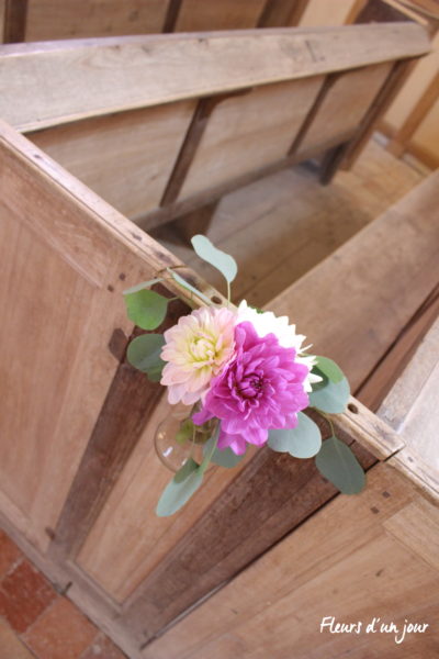 Bout de banc église mariage château de Vallery décoration florale fleurs mariage décoratrice fleuriste fleurs d'un jour