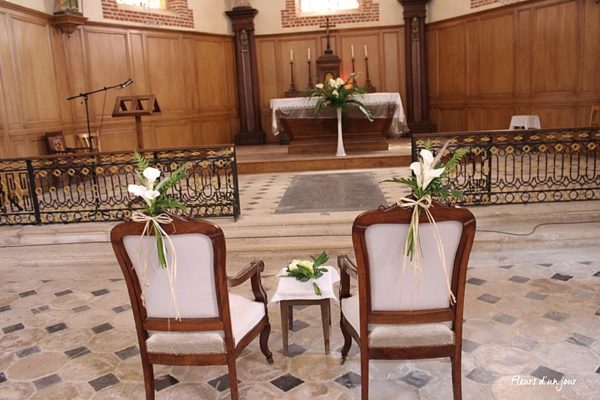 Eglise de Vallery Bout de banc Chateau de Vallery Décoration mariage Décoration florale mariage Fleurs mariage Fleurs d'un jour