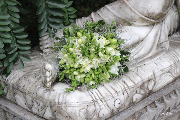 Bouquet de mariée freesia fleurs mariage fleuriste mariage décoration florale mariage au château château de Vallery fleurs d'un jour