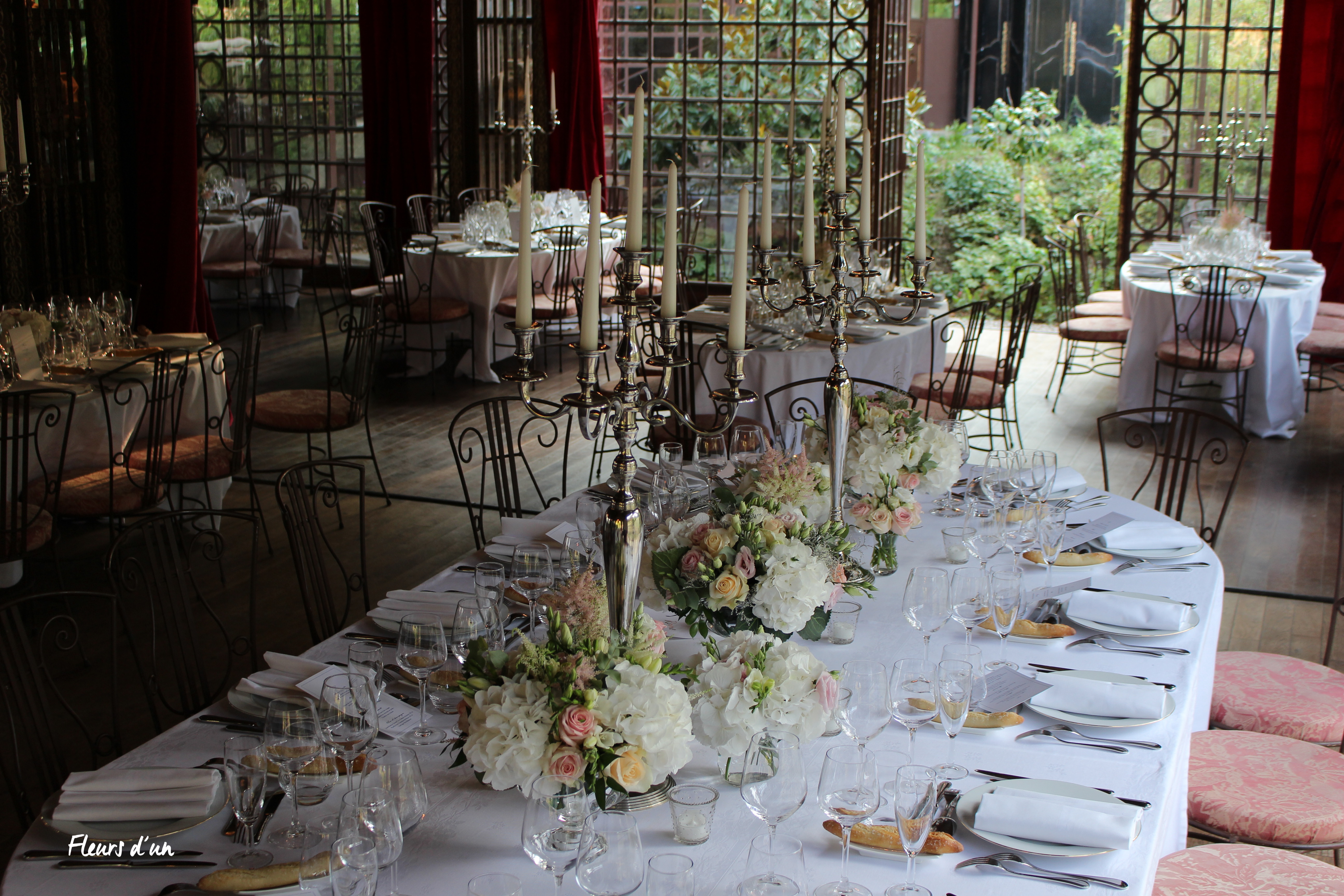 chandelier table mariage, château de Vallery, salon des musiques, décoration florale, mariage,