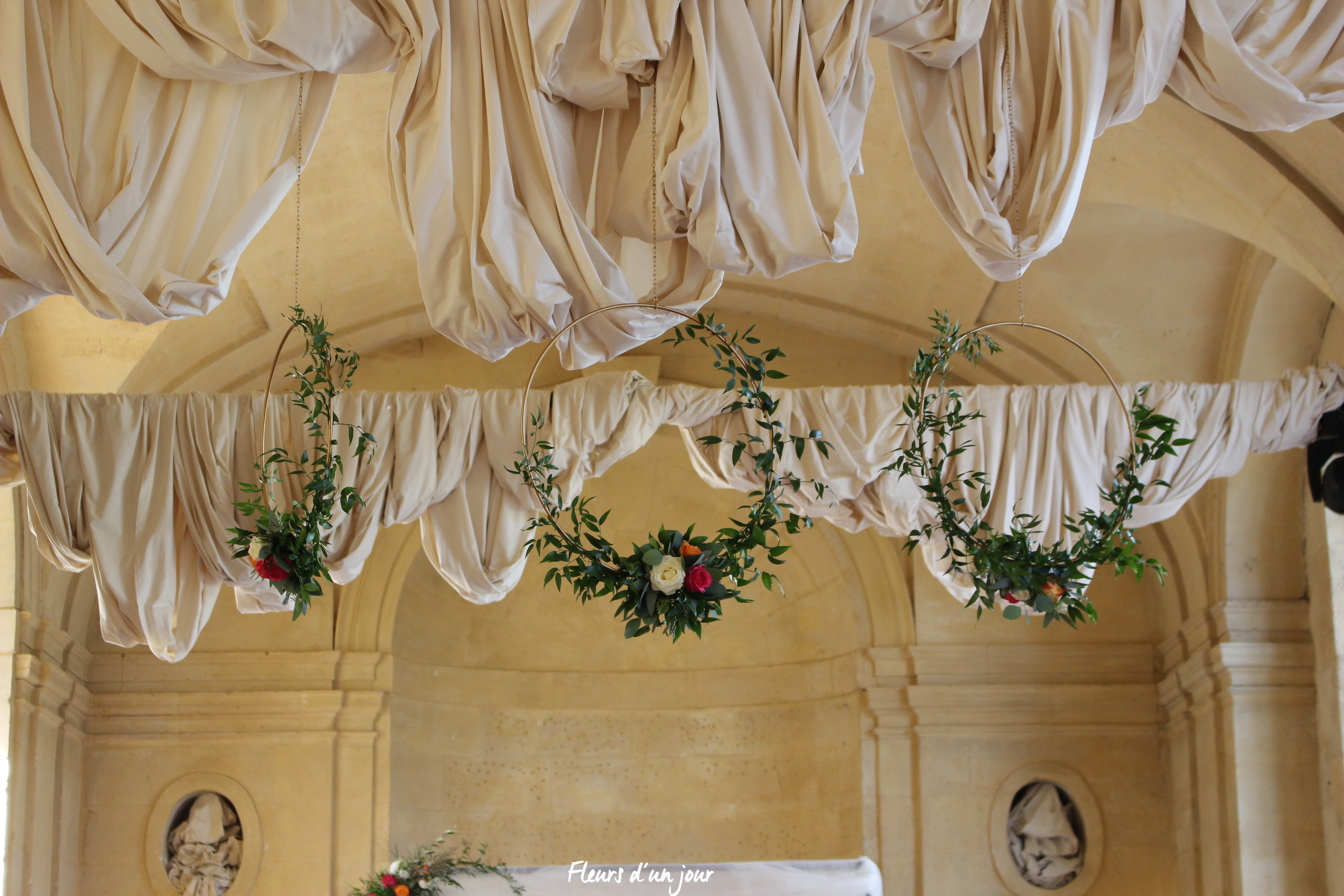 bout de banc fleurs mariage fleuriste mariage décoration florale mariage au château château de Vallery fleurs d'un jour, grande galerie château de Vallery