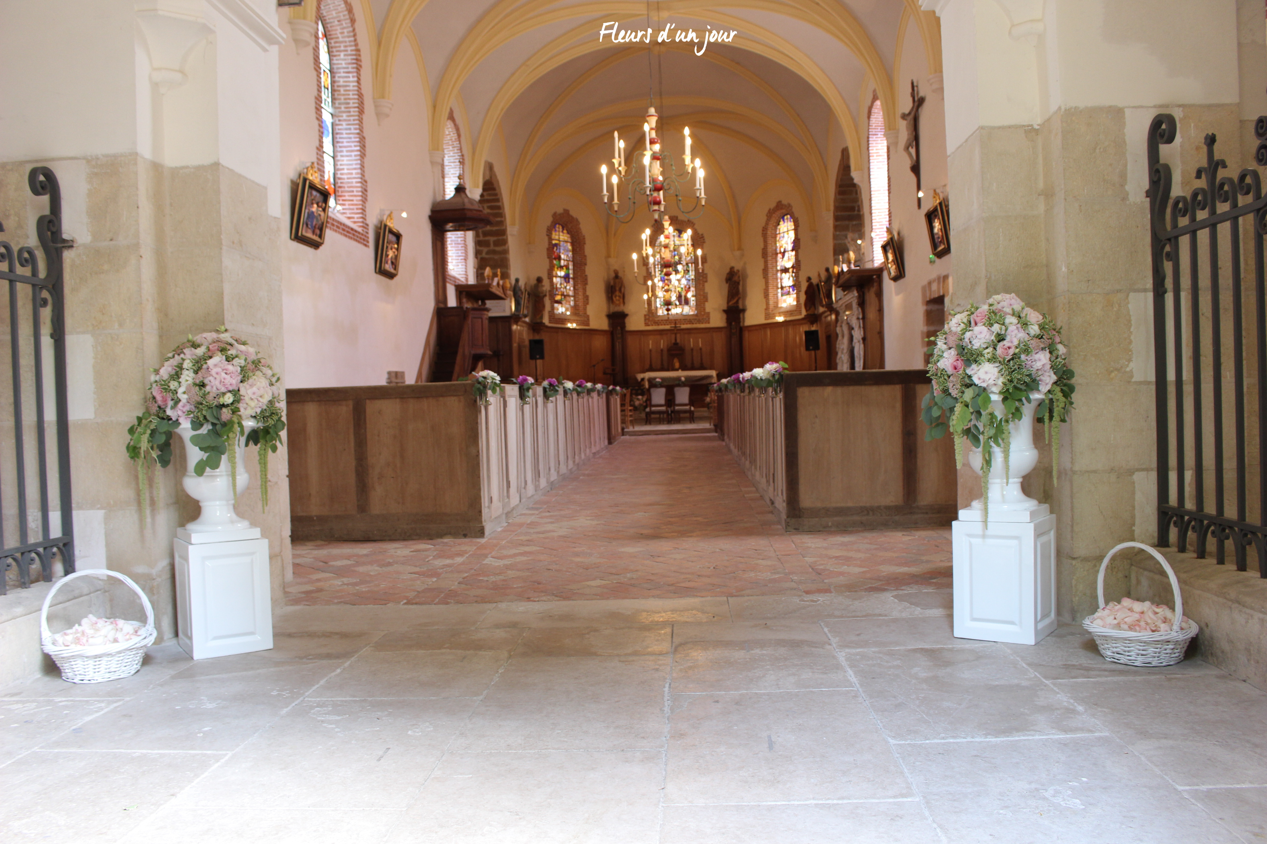 Mariage château de Vallery château de Vallery Vase Médicis Arche cérémonie grande galerie château de Vallery Boule de fleurs grande galerie château de Vallery mariage château de Vallery grande galerie château de Vallery décoration florale fleuriste château de Vallery fleurs mariage fleurs d'un jour