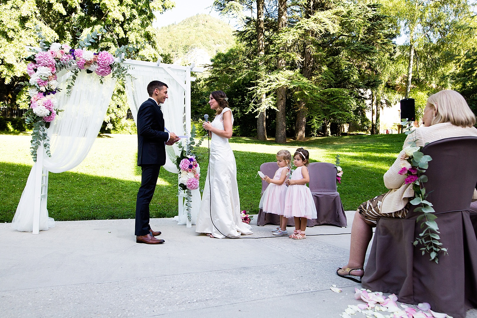 cérémonie laïque arche fleuriste mariage chateau de Vallery Paris décoration florale fleurs mariage mariage fleurs d'un jour