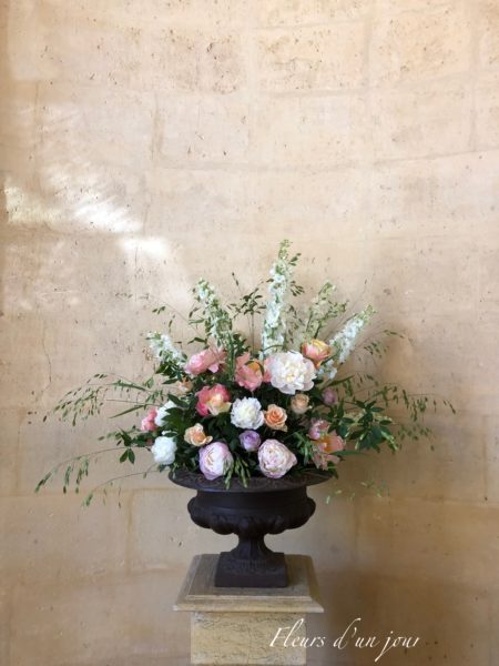 composition florale vase Médicis château de Vallery mariage décoration florale wedding design fleurs d'un jour